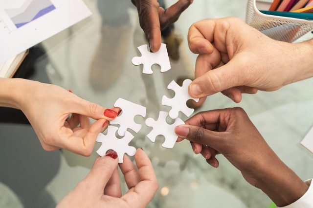Close-up,Of,Multiethnic,Team,Members,Connecting,White,Puzzle,Pieces.,Modern FONDAMENTAUX DU CSE