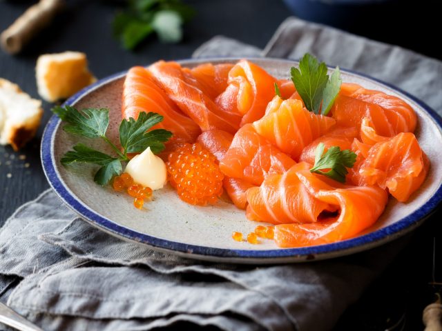 Noël-et-Fêtes-cadeaux-saveurs-de-la-mer-offre-cse-magazine-Influence!CSE-1 Noël - Plateau de saumon fumé et produits de la mer pour Noël CSE — saveurs d'exception à prix maîtrisés