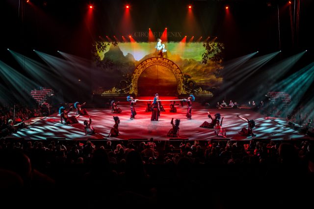 arbre-de-noel-cse-soiree-cirque-offre-cse-magazine-influence!CSE-1 cirque de Noël pour l'arbre de Noël CSE — acrobates et numéros sous chapiteau illuminé