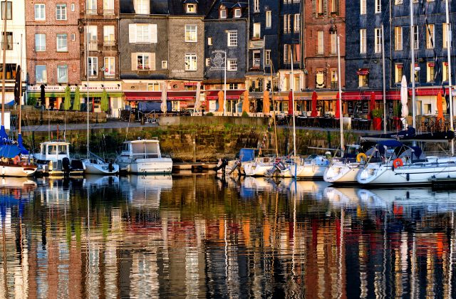 Honfleur,,Calvados,,Normandy,,France,,Europe,-,07.2013,:,Picturesque,Reflections Entre mer, campagne et patrimoine, la Normandie séduit par la diversité de ses paysages. À moins de 2h de Paris, elle offre aux CSE une destination parfaite pour week-ends, escapades culturelles et séjours nature : littoral, Mont-Saint-Michel, plages du Débarquement et gastronomie généreuse.