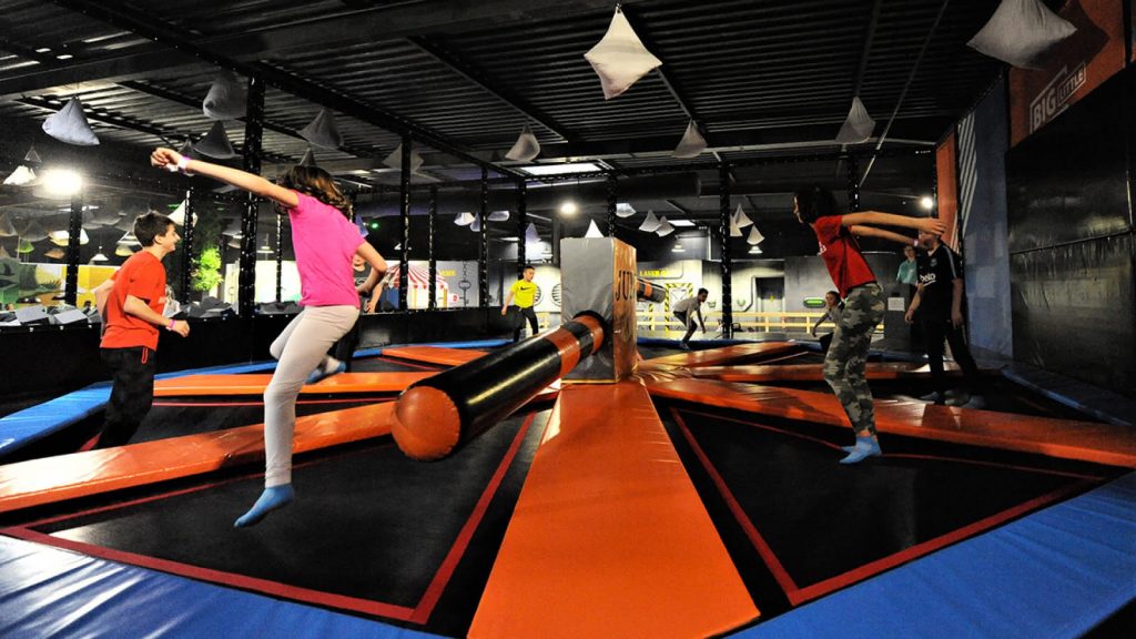 Loisirs indoor en CSE dans un trampoline park