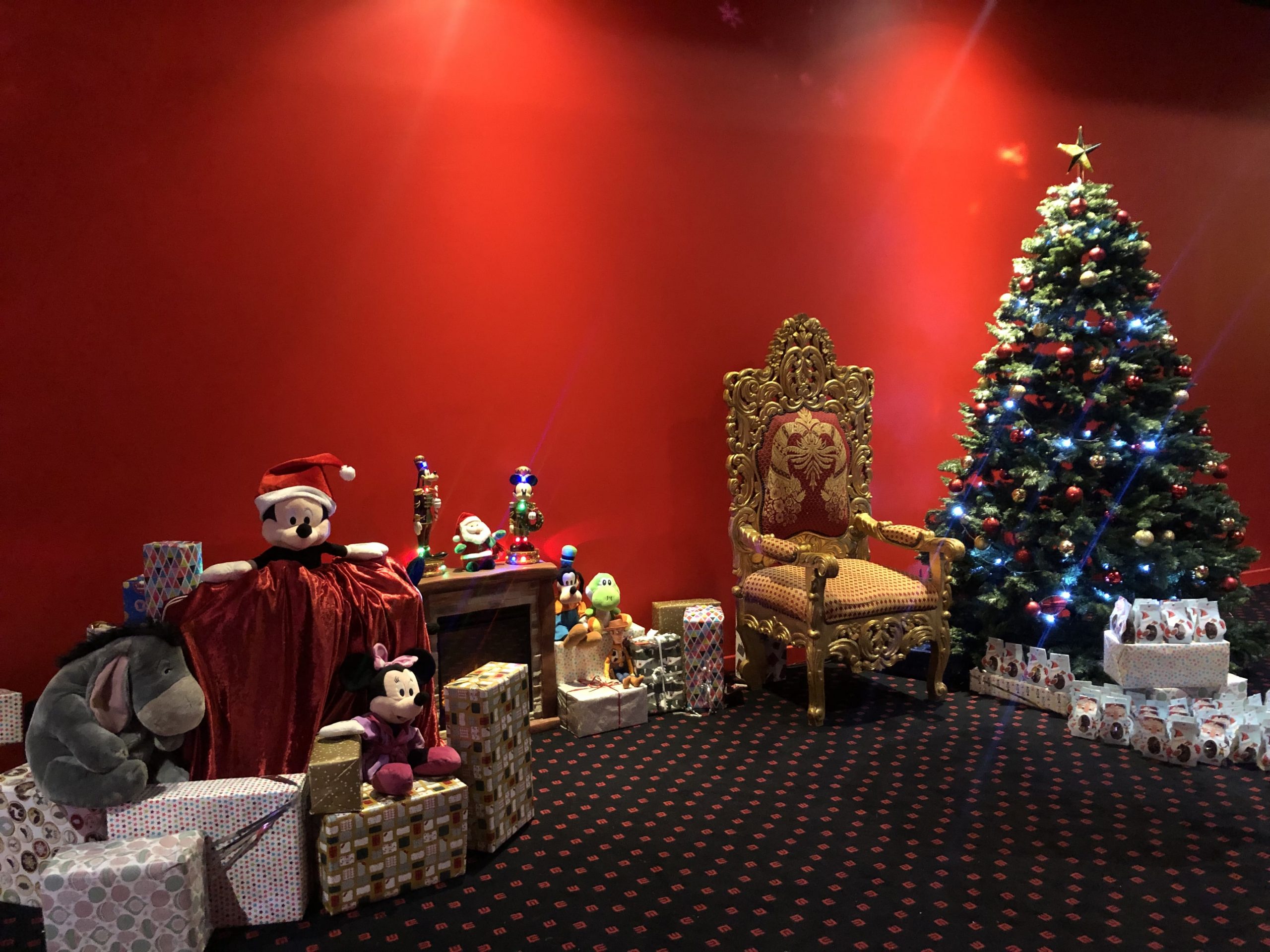 Décor de Noël et trône du Père Noël dans un cinéma Megarama