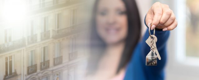Young woman holding out house keys; panoramic banner; multiple exposure Immobilier : le rêve d'accession résiste à la réalité