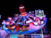 Donnez un air de fête foraine à votre arbre de Noël ! Carrousel illuminé lors d'une fête foraine de Noël