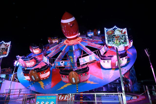 Magazine-Influence!CSE-arbre-de-noel-CSE-la-fete-foraine-de-noel-3 LA FÊTE FORAINE DE NOËL = Carrousel illuminé lors d'une fête foraine de Noël