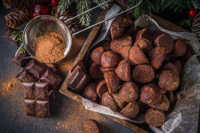 Magazine_CSE_Magazine_Influence!CSE_Cadeau_de_noel_chocolats_2 Ballotin de chocolats de Noël, pralinés et truffes