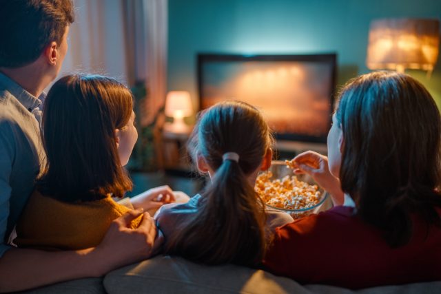 Magazine_CSE_offre_loisirs_numerique_CSE_pouvoir_d'achat_influence!CSE_2 Les écrans - Jeux vidéo en famille réunissant toutes les générations à Noël