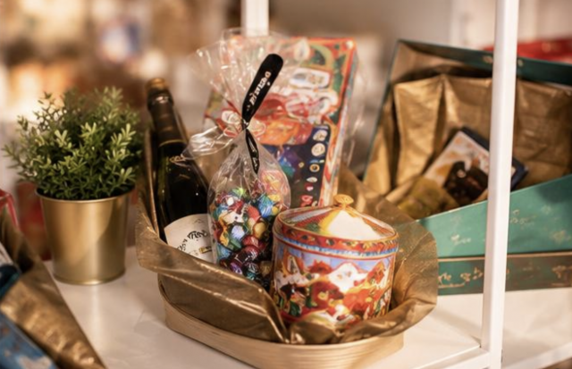 Magazine_Influence!CSE_paniers_bonbons_chocolats_noël_offre_CSE Coffret de chocolats COMAX offert en cadeau aux salariés