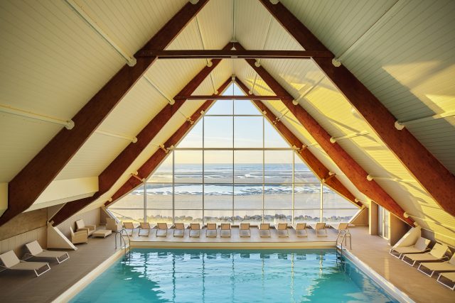 Magazine_CSE_Novotel_Thalassa_le_Touquet_Week_end_bien_etre_offre_CSE_infuence!CSE_1 séjour - Thalassa Le Touquet CSE : la piscine d’eau de mer chauffée sous la verrière, face à la plage