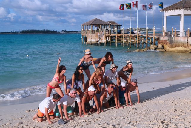 Magazine_CSE_Vacances_CSE_offre_CSE_Influence!CSE_1 Politique vacances CSE : un groupe de salariés en vacances au bord d’un lagon