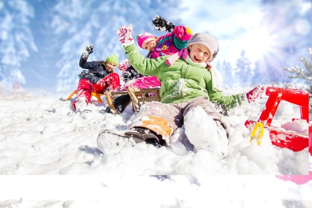 Magazine_des_CSE_Vacances d’hiver_offre_CSE_Influence!CSE_1 Vacances d’hiver des grandes familles- CSE : enfants en combinaison de ski jouant dans la neige pendant les vacances d’hiver