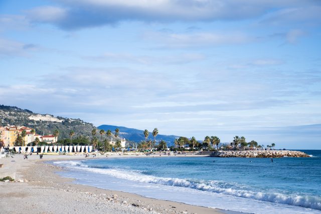 Magazine_des_CSE_influence!CSE_Vacances_et_Voyages_CSE_thalasso_bien_etre_des_salariés_3 Bord de mer CSE : longue plage de sable déserte sous un ciel dégagé, le littoral français hors saison