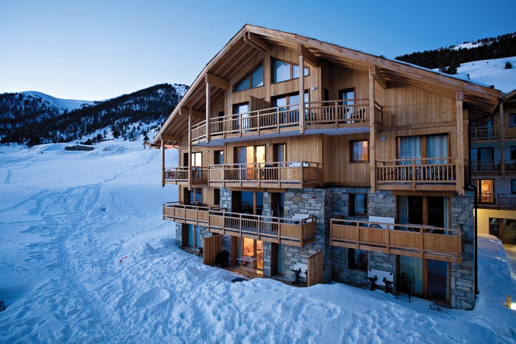 Résidence Club MMV enneigée au cœur d’une station des Alpes